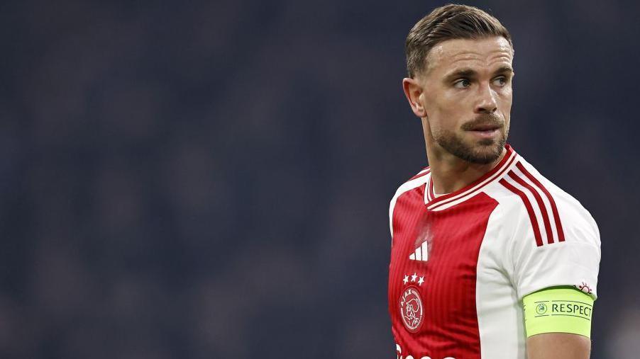 Helaas toen aanvoerder Jordan Henderson om vertrek van het team vroeg na een klein misverstand met coach Francesco Farioli vandaag tijdens de training……. De woorden die hij gebruikte waren echt slecht….. Zie meer…..