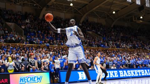 Duke’s Khaman Maluach pukes on court, fan appears to pass out in stands during wild sequence vs…