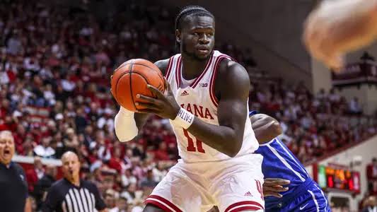 Indiana basketball center Oumar Ballo ejected as Hoosiers, Illinois trade words, shoves late…