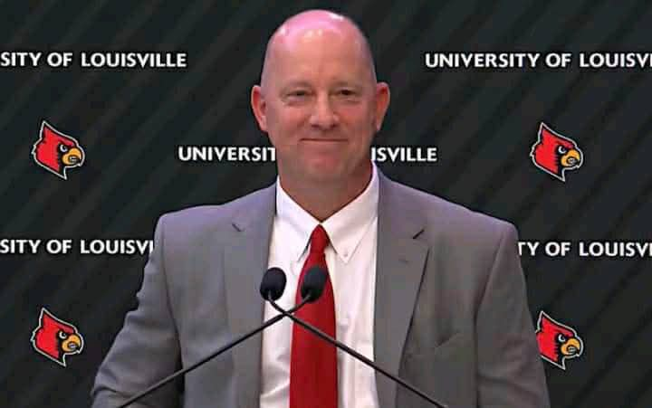 HUGE CONGRATS: Jeff Brohm, head coach of the Louisville Cardinals, won the Paul Bear Bryant Coach of the Year Award, defeating eight other coaches for the honour…