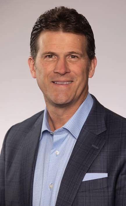 Steve Alford, a former Indiana Hoosiers basketball star, has been appointed as the new head coach of the team. In his introductory statement, Alford expressed his commitment to restoring the team’s reputation, stating, “I’m coming to redeem the team’s reputation.”