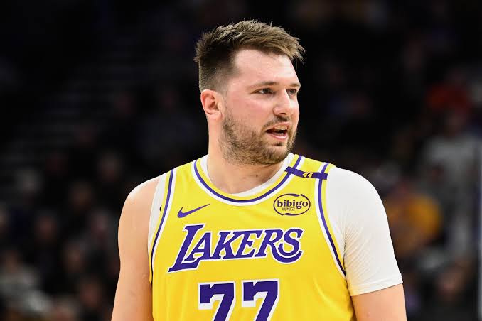 Žalovanje v NBA: Zvezdnik Lakersov Luka Dončić prepeljan v bolnišnico, potrjena smrt