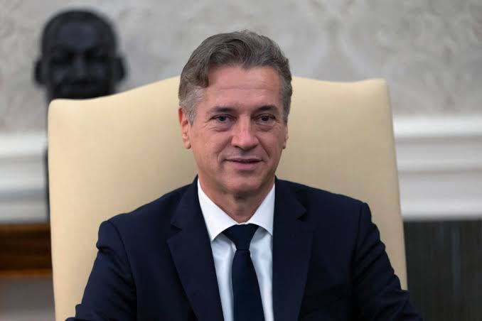Slovenski predsednik vlade napoveduje: “Vladal bom nad vami in postal naslednji predsednik Slovenije po Nataši Pirc Musar”