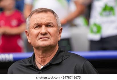 Matjaž Kek praznuje 60 let: Legenda slovenskega nogometa in selektor z neomajno strastjo  Članek: