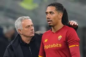 ȘOC ÎN LUMEA FOTBALULUI: Chris Smalling, acuzat că a plănuit asasinarea antrenorului principal prin otrăvirea băuturii acestuia
