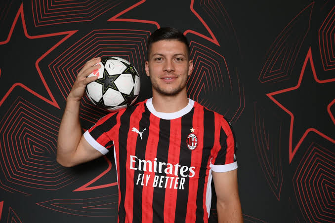 Fabrizio Report: Il Milan ha ufficialmente completato l’acquisto del difensore italiano dal gigante della Premier League a un prezzo di …..
